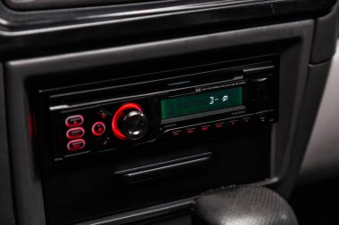 Novosibirsk, Rusya 14 Haziran 2019: Mitsubishi Pajero Sport, pano yakın çekim, radyo, oyuncu. modern araba iç