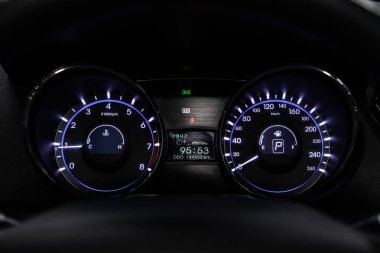 Novosibirsk, Rusya Haziran 14, 2019: Hyundai Sonata, pano yakın çekim, hız göstergesi ve beyaz ve mavi arka ışık ile takometre. modern araba iç