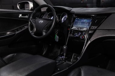 Novosibirsk, Rusya Haziran 14, 2019: Hyundai Sonata, pano yakın çekim, üfleyici ayarı, klima, oyuncu, direksiyon simidi, koltuklar. modern araba iç