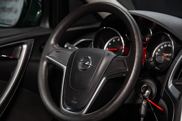 Novosibirsk Oroszország Június 2019 Opel Astra Közelről Műszerfal Sebességmérő Fordulatszámmérő — Stock Fotó