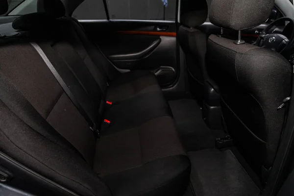 俄罗斯新西伯利亚 2019年6月14日 丰田Avensis 黑色后排座椅的特写镜头 带座椅带 现代汽车内饰 — 图库照片