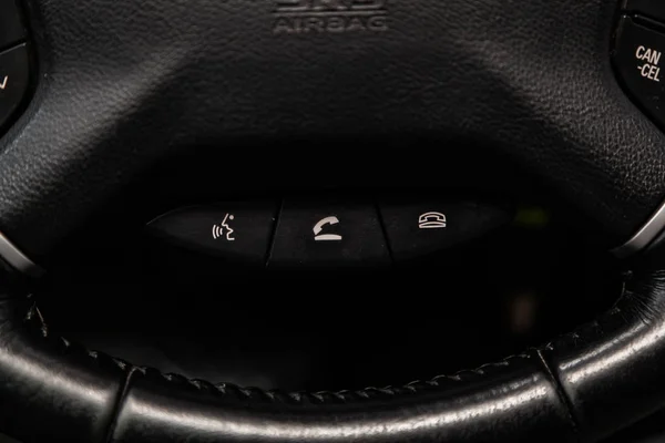ノボシビルスク ロシア2019年6月14日 三菱パジェロ ステアリングホイールの車のコントローラ 制御システム機能と車の中で音声電話 モダンな車のインテリア — ストック写真