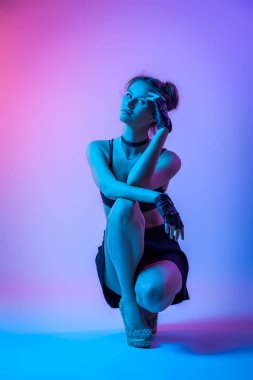 Çekici uzun saçlı kız, şık moda. Tasarım Sanat kavramı. Yaratıcı Renkli Parlak neon Portre . Güzel Kız iç çamaşırı ve etek poz. Neon içinde kadın Sinematik gece portresi.