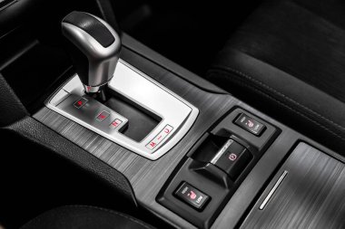 Gümüş metalik hızlandırıcı sapının yakın çekim. araba otomatik şanzıman dişli , araba iç 