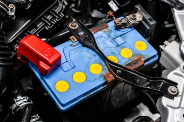 makine dairesinde closeup yeni akülü araba. İçi yanmalı motor, araba parçaları, deteyling, Yumuşak odak