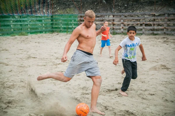 Altai Rússia Agosto 2018 Jovens Adolescentes Jogando Futebol Jovem Atlético — Fotografia de Stock