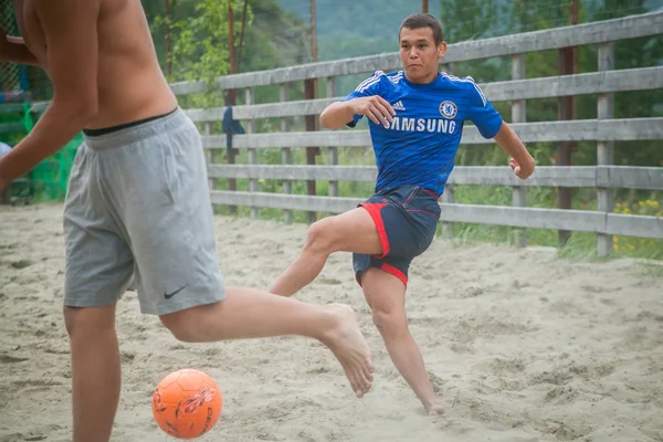 アルタイ ロシア8月08 2018 サッカーをしている若いティーンエイジャー 若い運動選手は暖かい夏の日に山の子供のキャンプで砂の布団の上に彼のチームにパスを与えようとしています — ストック写真