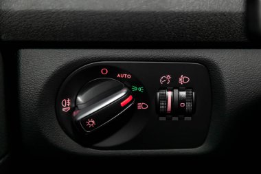  Farların kontrol düğmelerine yakın plan, otomatik ayarlama seviyesi gösterge paneli. modern araba iç tasarımı: parçalar, düğmeler, düğmeler