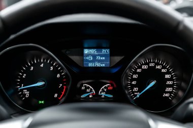 Araç panosu wuth beyaz arka aydınlatma: Odometer, hız, takometre, yakıt seviyesi, su sıcaklığı ve daha fazlası