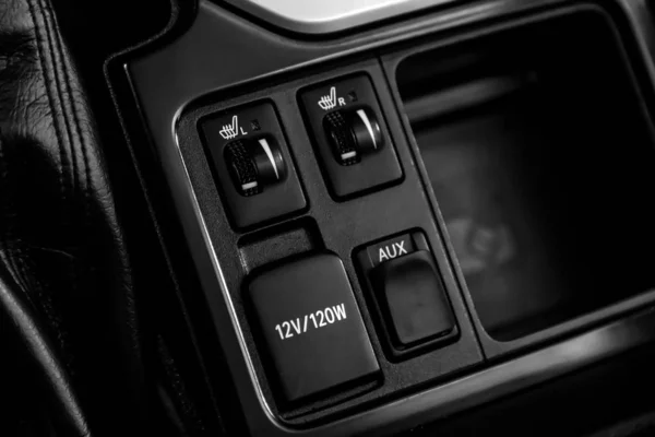 シートヒートボタン Auxのクローズアップ 現代車のインテリア ボタン — ストック写真