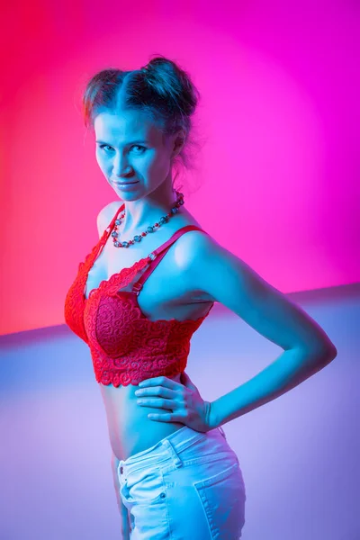 Filmische Nachtportret Van Vrouw Neon High Fashion Model Meisje Kleurrijke — Stockfoto