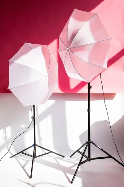 분홍색 색상에 사진에 스튜디오 플래시 스트로브 스튜디오에서 일하는 사진작가를 — 스톡 사진