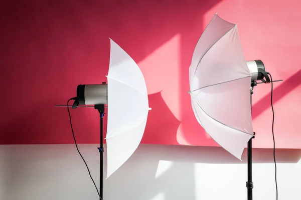 분홍색 색상에 사진에 스튜디오 플래시 스트로브 스튜디오에서 일하는 사진작가를 — 스톡 사진