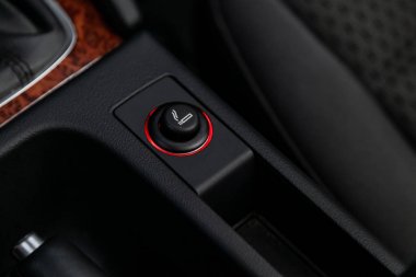 Novosibirsk, Rusya Federasyonu 18 Haziran 2019: Audi A3, bir çakmak yakın yukarı. Modern araba iç