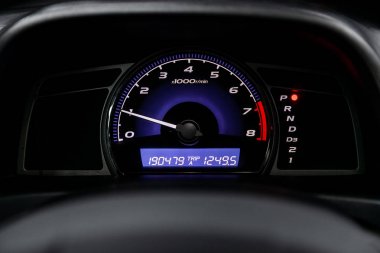 Novosibirsk, Rusya Federasyonu 18 Haziran 2019: Honda Civic, beyaz arka aydınlatma ile araç panosu: Odometer, hız sayacı, takometre, yakıt seviyesi, su sıcaklığı ve daha fazlası