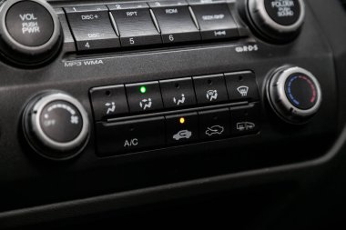 Novosibirsk, Rusya Federasyonu 18 Haziran 2019: Honda Civic, Klima düğmesi ile siyah detay, bir araba içinde sıcaklık hakkında bilgi ile pano. 