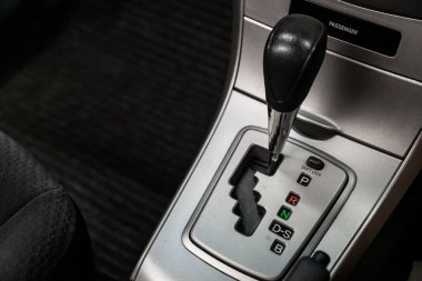 Novosibirsk, Rusya 18 Haziran 2019: Toyota saha oyuncusu, yakın çekim Hızlandırıcı kolu ve düğmeler. Araba, araba iç otomatik şanzıman dişli