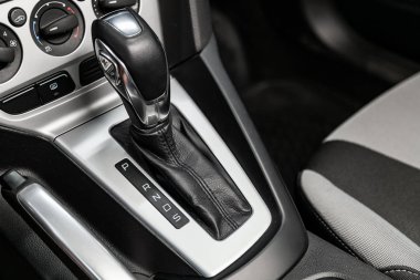 Novosibirsk, Rusya 18 Haziran 2019: Ford Focus, Hızlandırıcı kolu ve düğmeleri yakın çekim. Araba, araba iç otomatik şanzıman dişli