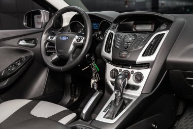 Novosibirsk, Rusya 18 Haziran 2019: Ford Focus, pano, Blower, Klima, oyuncu, direksiyon, siyah koltuklar ayarı yakın çekim. Modern araba iç