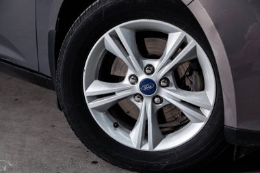 Novosibirsk, Rusya 18 Haziran 2019: Ford Focus, alaşım tekerlek yakın çekim. Novosibirsk bir otoparkta modern bir araba fotoğraf