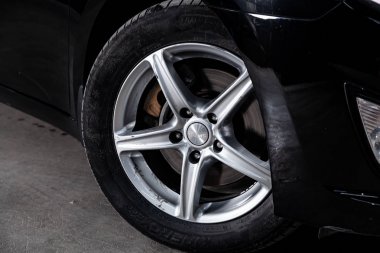 Novosibirsk, Rusya 18 Haziran 2019: Hyundai i40, yakın çekim alaşım tekerlek. Novosibirsk bir otoparkta modern bir araba fotoğraf