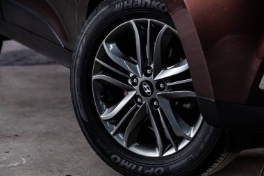 Novosibirsk, Rusya 18 Haziran 2019: Hyundai ix35, alaşım tekerlek yakın çekim. Novosibirsk bir otoparkta modern bir araba fotoğraf
