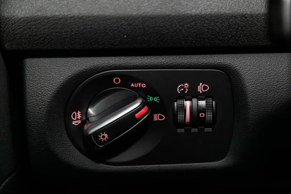 俄罗斯新西伯利亚 2019年6月18日 奥迪A3 大灯开关控制按钮的特写 自动调节水平仪表板 现代汽车内饰 — 图库照片