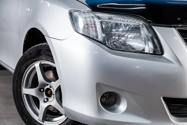 俄罗斯新西伯利亚 2019年6月18日 丰田Fielder 保险杠 车轮的特写镜头 在新西伯利亚停车场拍摄现代汽车 — 图库照片