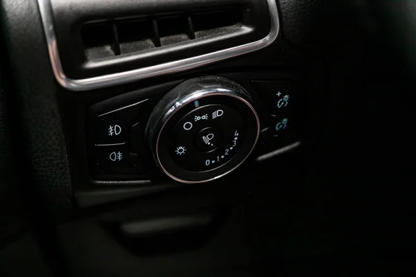 ノボシビルスク ロシア2019年6月18日 フォードフォーカス ヘッドライトスイッチコントロールボタンのクローズアップ 自動調整レベルダッシュボード 現代車のインテリア ボタン — ストック写真