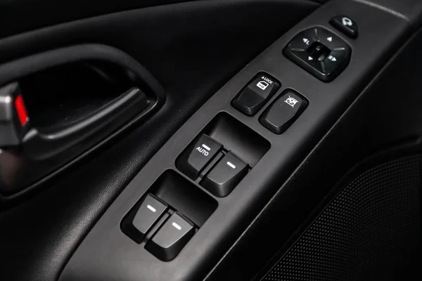 俄罗斯新西伯利亚 2019年6月18日 现代Ix35 侧门按钮的特写 车窗调节按钮 现代汽车内饰 — 图库照片