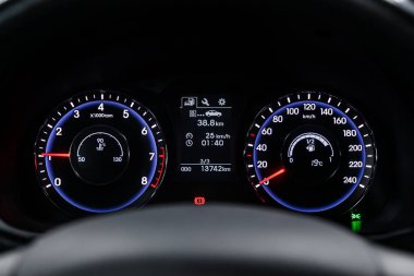 Novosibirsk, Rusya 18 Haziran 2019: Hyundai i40, beyaz arka aydınlatma ile araç panosu: Odometer, hız sayacı, takometre, yakıt seviyesi, su sıcaklığı ve daha fazlası