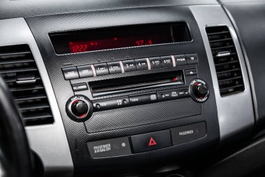 Novosibirsk, Rusya 18 Haziran 2019: Mitsubishi Outlander, ses çalar ve diğer aygıtın araç kontrol paneli 