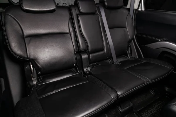 俄罗斯新西伯利亚 2019年6月18日 三菱Outlander 黑色皮革后排座椅的特写镜头 带座椅带 现代汽车内饰 — 图库照片