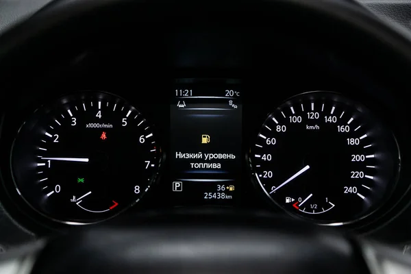 俄罗斯新西伯利亚 2019年6月18日 日产X Trail 带白色背光的汽车仪表板 里程表 测速仪 转速计 燃油油位 水温等 — 图库照片
