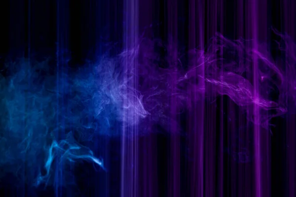 着色された青 紫のストライプと煙の抽象的な背景 幾何学的美学の概念 — ストック写真
