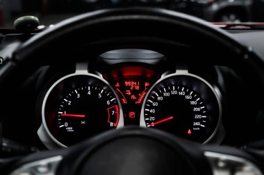 Araba Dashboard wuth kırmızı arka aydınlatma: Odometer, hız, takometre, yakıt seviyesi, su sıcaklığı ve daha fazlası. Modern araba iç: parçalar, düğmeler, düğme