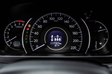 Araba Dashboard wuth kırmızı arka aydınlatma: Odometer, hız, takometre, yakıt seviyesi, su sıcaklığı ve daha fazlası. Modern araba iç: parçalar, düğmeler, düğme