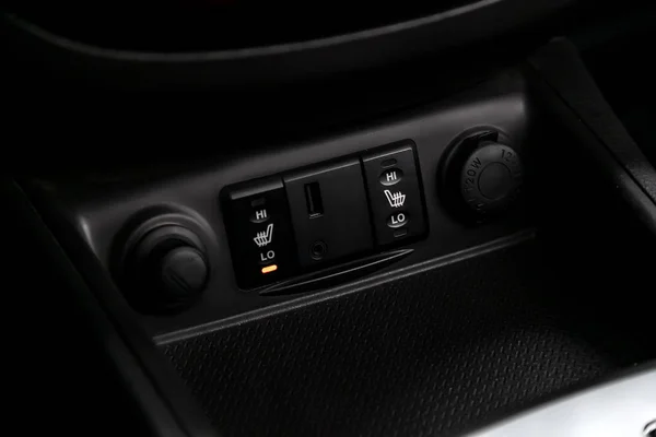 シートヒートボタンのクローズアップ 現代車のインテリア ボタン — ストック写真