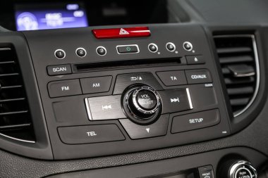 Novosibirsk, Rusya Haziran 22, 2019: Honda Cr-V, Ses çalar ve diğer cihaz Araba kontrol paneli 