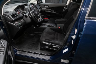 Novosibirsk, Rusya Haziran 22, 2019: Honda Cr-V, pano yakın çekim, üfleyici ayarı, klima, oyuncu, direksiyon, koltuk. modern araba iç