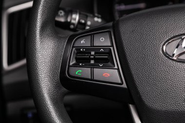 Novosibirsk, Rusya Haziran 22, 2019: Hyundai Girit, Direksiyon direksiyon araba denetleyicisi , Müzik, Kontrol Sistemi Fonksiyonu ve arabada sesli telefon. modern araba iç