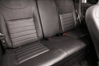 Novosibirsk, Rusya Haziran 22, 2019: Renault Duster, koltuk kemerli siyah arka koltuklar yakın çekim. modern araba iç