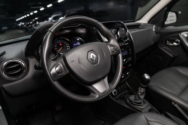 Novosibirsk, Rusya Haziran 22, 2019: Renault Duster, pano yakın çekim, hız göstergesi, takometre ve direksiyon. . modern araba iç