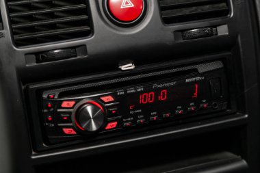 Novosibirsk, Rusya Haziran 22, 2019: Hyundai Getz, Ses çalar ve diğer cihazların Araç kontrol paneli. Sığ bir alan derinliği bir arabanın kontrol paneline yakın. Gösterilen parçalar Cd çalar  