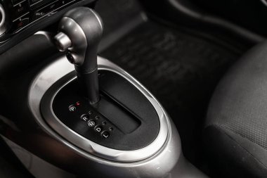 Novosibirsk, Rusya Haziran 22, 2019: Nissan Juke, hızlandırıcı kolu ve düğmeleri yakın çekim. araba otomatik şanzıman dişli , araba iç