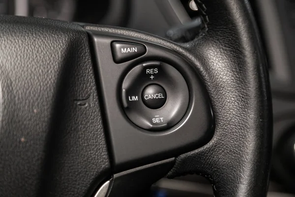 俄罗斯新西伯利亚 2019年6月22日 本田Cr 汽车控制器在转向轮 控制系统功能在汽车 现代汽车内饰 — 图库照片