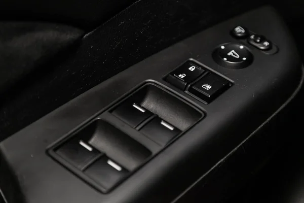 ノボシビルスク ロシア2019年6月22日 ホンダCr サイドドアボタンのクローズアップ 窓調整ボタン ドアロック 現代車のインテリア ボタン — ストック写真