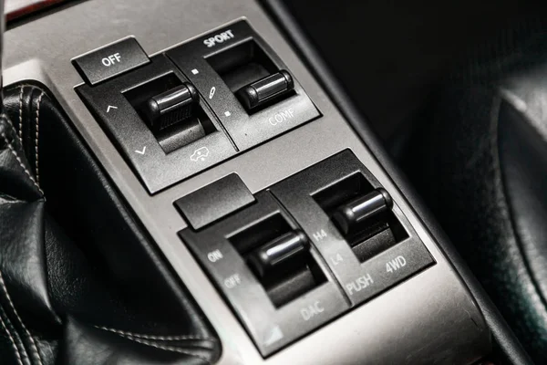 俄罗斯新西伯利亚 2019年6月22日 雷克萨斯Gx 460 特写2Wd 运动和Dac按钮开关控制汽车与软对焦和在背景中超光 — 图库照片