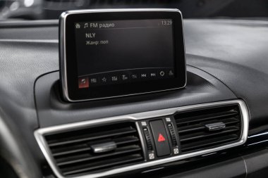 Novosibirsk, Rusya 22 Haziran 2019: Sıcaklık, radyo, saat ve diğer hakkında bilgi içeren gösterge panelinin 3,yakın çekim. modern araba iç