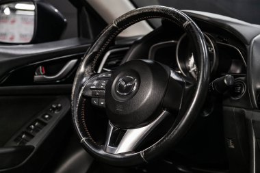 Novosibirsk, Rusya 22 Haziran 2019: Mazda 3, gösterge panelinin yakın çekim, hız göstergesi, takometre ve direksiyon. . modern araba iç